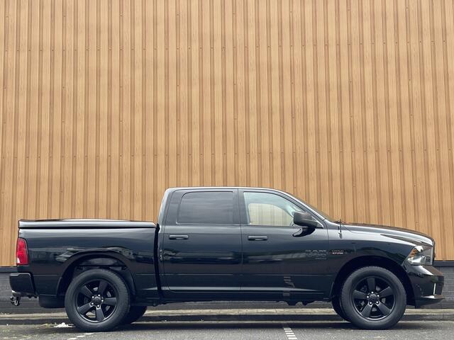 Dodge 1500 RAM CLASSIC 5.7 V8 CLASSIC NIGHT 4x4 | LPG | | 3500KG Trekken | Apple Carplay | Cruise Control | Achteruitrij Camera | 20'' Lichtmetaal |