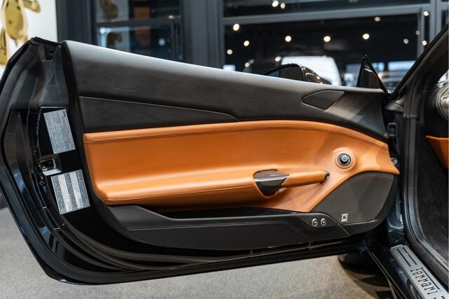 Ferrari 488 Spider HELE Carbon 3.9 Surround Passenger Display Cuoio Leder