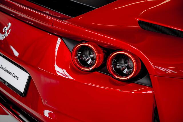 Ferrari 812 Superfast HELE l Carbon l Shelf bags