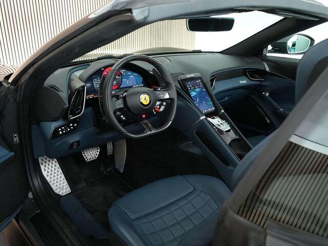 Ferrari Roma Spider 3.9 V8 |BTW|PPF|Grigio Scuro|360 camera|carbon int.|memory|Quilted seats|Apple Carplay|carbon stuur|20" lichtmetalen velgen|