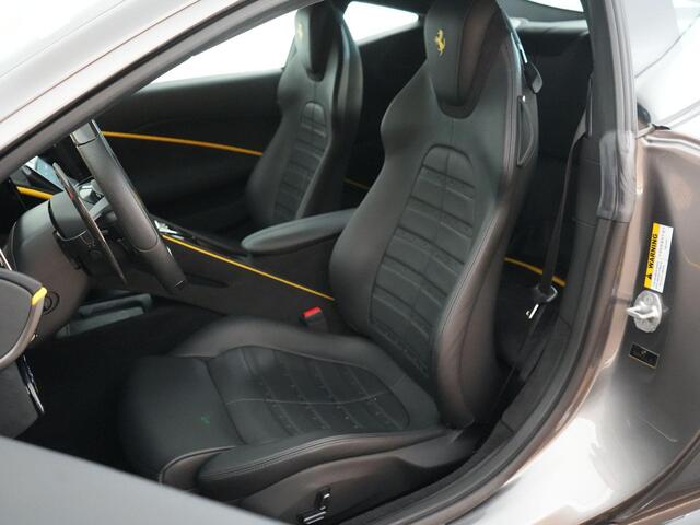 Ferrari Roma 3.9 V8 HELE 620pk |Grigio Ferro|Daytona Seats|carbon LED stuur|carbon front spoiler|carbon diffuser|carbon underdoor|22" Novitec NF11|MagneRide|Scuderia shields|ventilated electric seats|Surround View|High Power Hi-Fi|