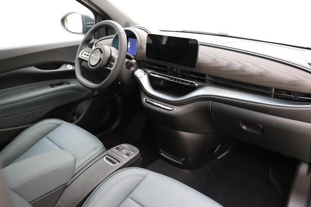 Fiat 500 Giorgio Armani Edition 42 kWh | Lederen bekleding | Panoramadak | Keyless | Lichtmetalen velgen | LED verlichting | Exclusieve uitvoering!