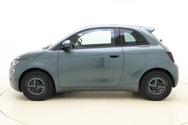 Fiat 500 Giorgio Armani Edition 42 kWh | Lederen bekleding | Panoramadak | Keyless | Lichtmetalen velgen | LED verlichting | Exclusieve uitvoering!
