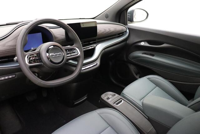 Fiat 500 Giorgio Armani Edition 42 kWh | Lederen bekleding | Panoramadak | Keyless | Lichtmetalen velgen | LED verlichting | Exclusieve uitvoering!