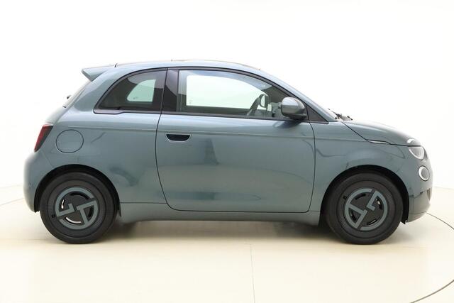 Fiat 500 Giorgio Armani Edition 42 kWh | Lederen bekleding | Panoramadak | Keyless | Lichtmetalen velgen | LED verlichting | Exclusieve uitvoering!