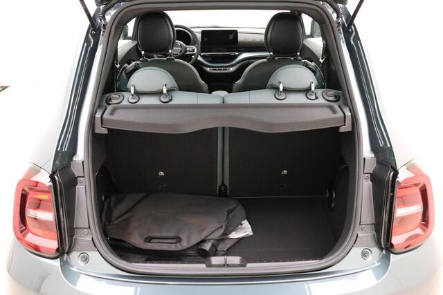 Fiat 500 Giorgio Armani Edition 42 kWh | Lederen bekleding | Panoramadak | Keyless | Lichtmetalen velgen | LED verlichting | Exclusieve uitvoering!
