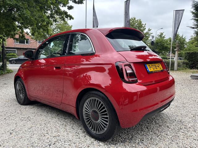 Fiat 500 RED 42 kWh / 1e Eigenaar / Navi. / Carplay / Dealer Onderh.