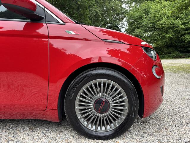 Fiat 500 RED 42 kWh / 1e Eigenaar / Navi. / Carplay / Dealer Onderh.
