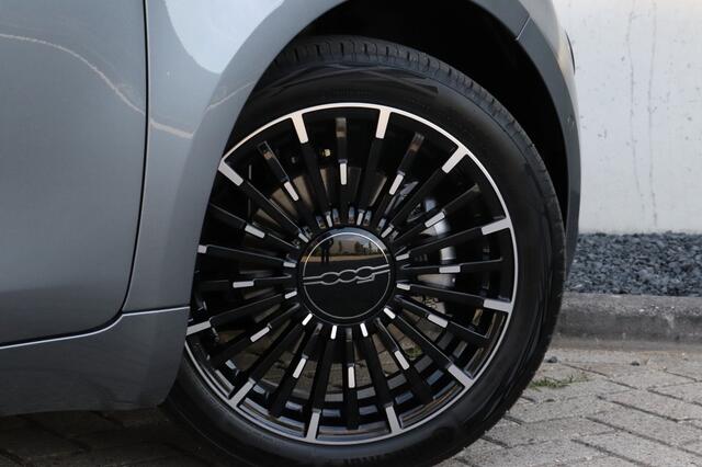 Fiat 500 La Prima 42 kWh | Technology | Winter | JBL | 17"