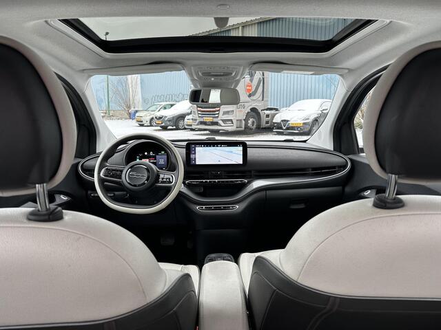 Fiat 500 La Prima 42 kWh PanoDak, Navigatie+Camera, Leder interieur...Soh 91.9%
