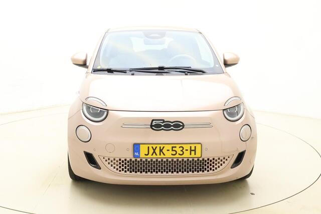 Fiat 500 3+1 La Prima 42 kWh NIEUW! | ¤ 9.500 KORTING | Navigatie | Parkeersensoren voor en achter | Camera | Keyless | Lichtmetalen velgen