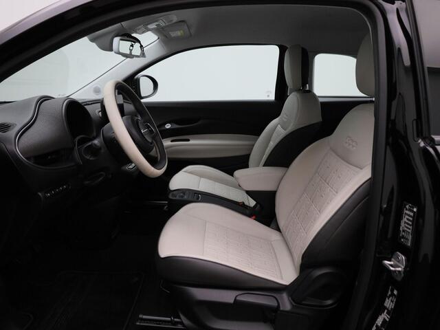 Fiat 500 500e 42 kWh La Prima | Climate Control / ECC | Licht metalen velgen 17 inch | Cruise control Adaptive | Navigatie | Lederen bekleding | Stoelverwarming | Park Distance Control voor en achter | Achteruitrijcamera |