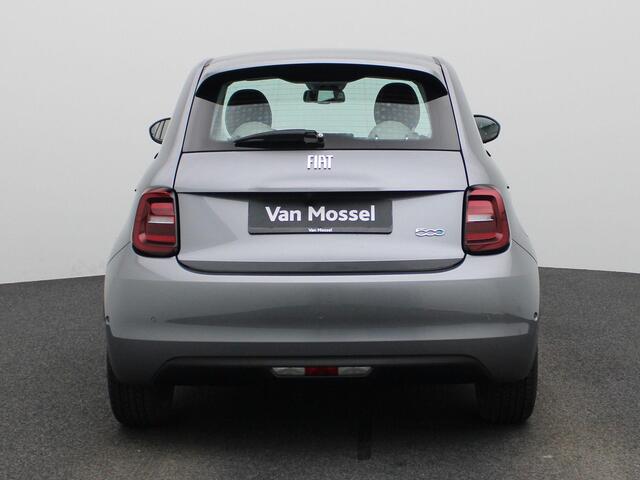 Fiat 500 500e 42 kWh La Prima | Climate Control / ECC | Licht metalen velgen 17 inch | Cruise control Standaard | Navigatie | Lederen bekleding beige | Stoelverwarming | LED koplampen | Park Distance Control voor en achter | Achteruitrijcamera |