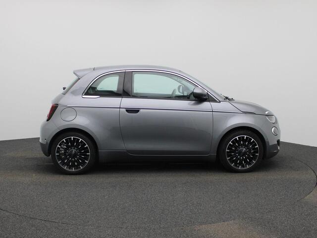 Fiat 500 500e 42 kWh La Prima | Climate Control / ECC | Licht metalen velgen 17 inch | Cruise control Standaard | Navigatie | Lederen bekleding beige | Stoelverwarming | LED koplampen | Park Distance Control voor en achter | Achteruitrijcamera |