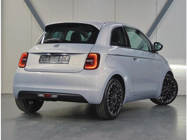 Fiat 500 1.0 Hybrid La Prima | Camera | Stoleverwarming | ClimateControl | Panoramadak | Keyless Start | CruiseControl | Navigatie | AppleCarPlay/AndroidAuto |