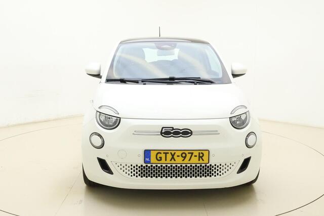 Fiat 500 Icon 42 kWh | Werinig kilometers | Climate control | Navigatie | Keyless | Camera | Panoramadak | Parkeersensoren voor en achter