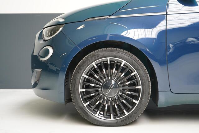 Fiat 500 La Prima 42 kWh | Schuif/kanteldak | Carplay | Adaptive cruise | Parkeersensoren | Pack winter | Lm velgen