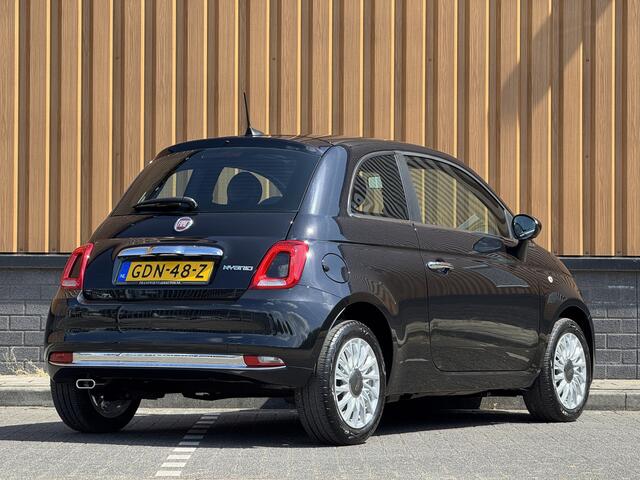 Fiat 500 1.0 Hybrid Dolcevita | Apple Carplay | Android Auto | Origineel Nederlands | Panoramadak | Cruise Control | Airconditioning | Parkeersensoren | 15" Lichtmetaal | DAB | Elektrische Spiegels |
