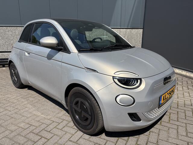 Fiat 500 Giorgio Armani Edition 42 kWh Achteruitrijcamera - Airco - Apple carplay - Navigatie - Parkeersensoren - Draadloze telefoonlader - Panoramadak - Stoelverwarming - Licht metalen velgen 17 inch - Led verlichting Bluetooth - dodehoek detector - Elektrische r