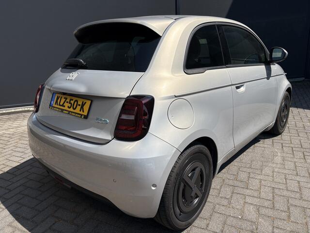 Fiat 500 Giorgio Armani Edition 42 kWh Achteruitrijcamera - Airco - Apple carplay - Navigatie - Parkeersensoren - Draadloze telefoonlader - Panoramadak - Stoelverwarming - Licht metalen velgen 17 inch - Led verlichting Bluetooth - dodehoek detector - Elektrische r