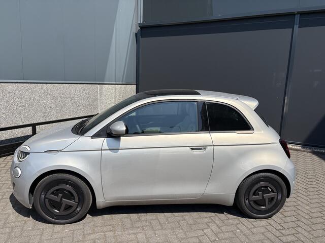 Fiat 500 Giorgio Armani Edition 42 kWh Achteruitrijcamera - Airco - Apple carplay - Navigatie - Parkeersensoren - Draadloze telefoonlader - Panoramadak - Stoelverwarming - Licht metalen velgen 17 inch - Led verlichting Bluetooth - dodehoek detector - Elektrische r