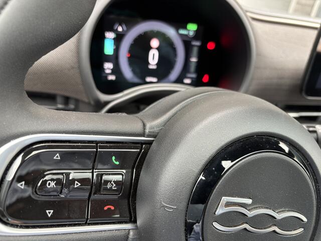 Fiat 500 Giorgio Armani Edition 42 kWh Achteruitrijcamera - Airco - Apple carplay - Navigatie - Parkeersensoren - Draadloze telefoonlader - Panoramadak - Stoelverwarming - Licht metalen velgen 17 inch - Led verlichting Bluetooth - dodehoek detector - Elektrische r