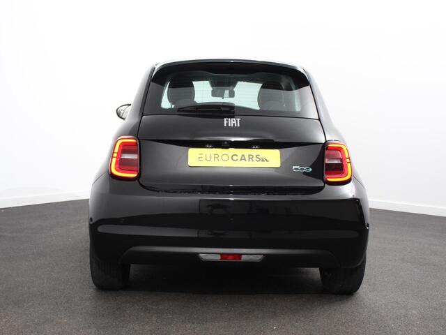 Fiat 500 Urban 42 kWh Airco Climatronic 360 Camera Stoelverwarming Keyless Wireless CarPlay Dodehoek Assistant 85 kW Charger Actieradius 320km WLTP