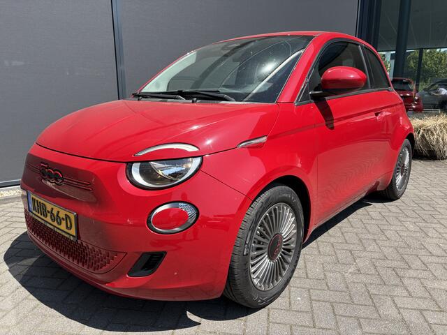 Fiat 500 RED 24 kWh Achteruitrijcamera - Apple carplay - Navigatie - Parkeersensor achter - Draadloze telefoonoplader - Airco - Bluetooth - Cruise control - Keyless start - Radio - Stuur multifunctioneel - Elektrische ramen - Led verlichting - Licht metalen velgen