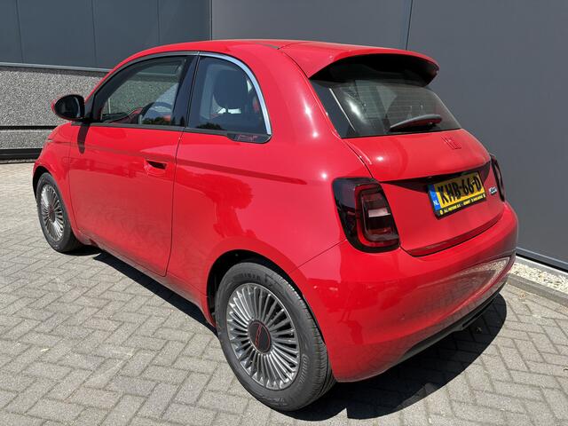 Fiat 500 RED 24 kWh Achteruitrijcamera - Apple carplay - Navigatie - Parkeersensor achter - Draadloze telefoonoplader - Airco - Bluetooth - Cruise control - Keyless start - Radio - Stuur multifunctioneel - Elektrische ramen - Led verlichting - Licht metalen velgen