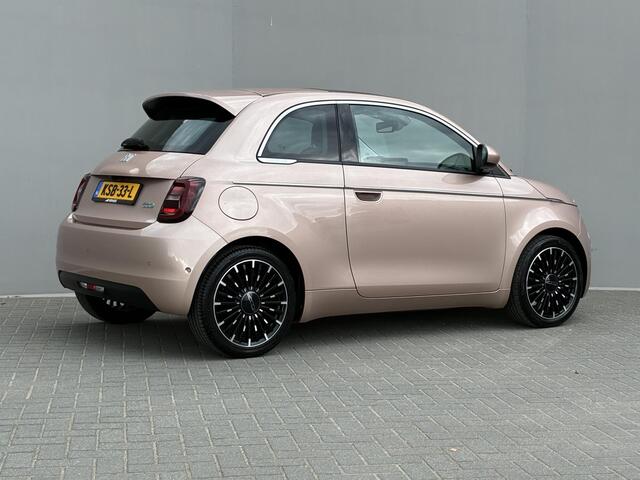 Fiat 500 La Prima 42 kWh / SOH 94% / Apple Carplay/Android Auto / Achteruitrijcamera / Adaptieve Cruise Control / Lichtmetalen Velgen 17" / Navigatie / 3-fase / Snelladen /