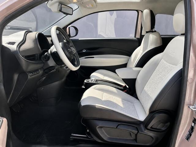 Fiat 500 La Prima 42 kWh / SOH 94% / Apple Carplay/Android Auto / Achteruitrijcamera / Adaptieve Cruise Control / Lichtmetalen Velgen 17" / Navigatie / 3-fase / Snelladen /
