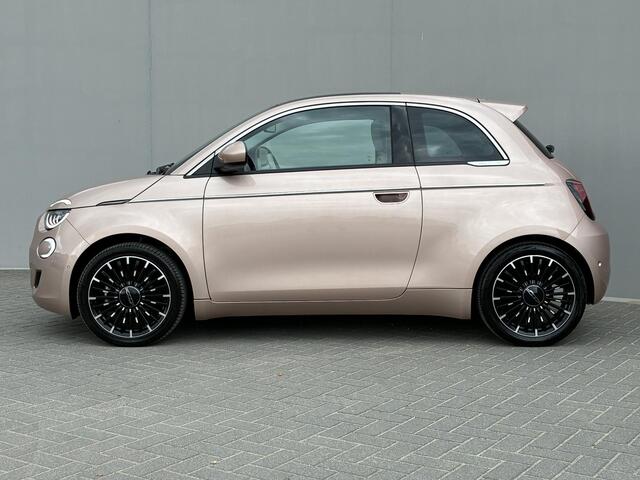 Fiat 500 La Prima 42 kWh / SOH 94% / Apple Carplay/Android Auto / Achteruitrijcamera / Adaptieve Cruise Control / Lichtmetalen Velgen 17" / Navigatie / 3-fase / Snelladen /