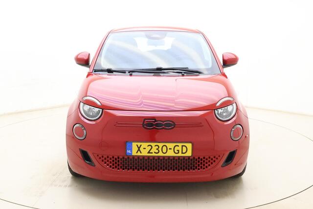 Fiat 500 RED 24 kWh | Navigatie | Climate control | Weinig kilometers | Keyless start | Cruise control | 100% Elektrisch
