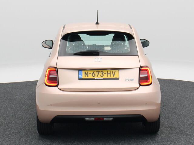 Fiat 500 3+1 Icon 42 kWh | Navigatie | Climate Controle | 17 Inch | Parkeersensoren | Bluetooth | 40.959 Km!!