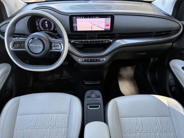 Fiat 500 La Prima 42 kWh / SOH 94% / Apple Carplay/Android Auto / Achteruitrijcamera / Adaptieve Cruise Control / Lichtmetalen Velgen 17" / Navigatie / 3-fase / Snelladen /