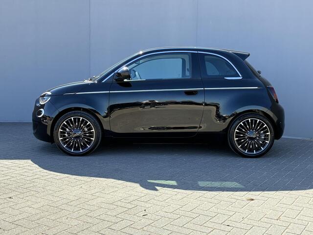 Fiat 500 La Prima 42 kWh / SOH 94% / Apple Carplay/Android Auto / Achteruitrijcamera / Adaptieve Cruise Control / Lichtmetalen Velgen 17" / Navigatie / 3-fase / Snelladen /