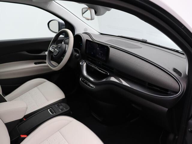 Fiat 500 3+1 La Prima 42 kWh | Panoramisch dak | 94% accu score | Stoelverwarming | Lane assist |