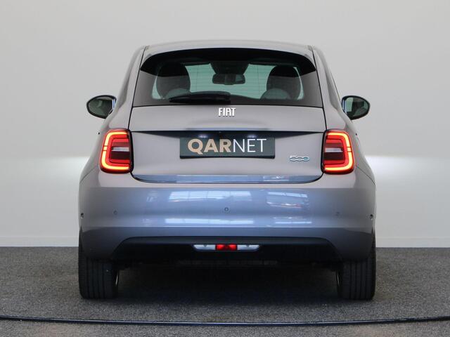 Fiat 500 3+1 La Prima 42 kWh | Panoramisch dak | 94% accu score | Stoelverwarming | Lane assist |