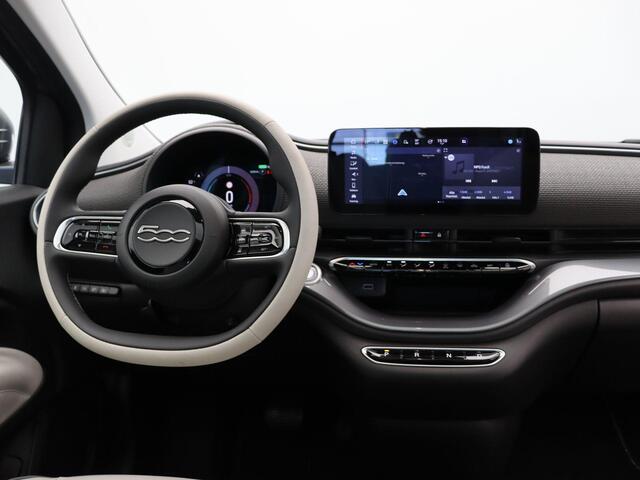 Fiat 500 3+1 La Prima 42 kWh | Panoramisch dak | 94% accu score | Stoelverwarming | Lane assist |
