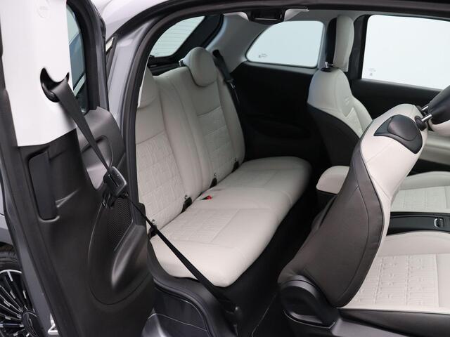 Fiat 500 3+1 La Prima 42 kWh | Panoramisch dak | 94% accu score | Stoelverwarming | Lane assist |
