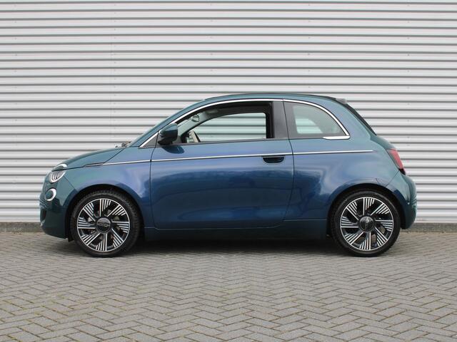 Fiat 500C La Prima 42 kWh | Schuifdak | Stoelverwarming | Camera | Dodehoek detectie | LED | Cruise adapt. | 17" LM | Draaloze telefoonlader | Carplay | Navi |