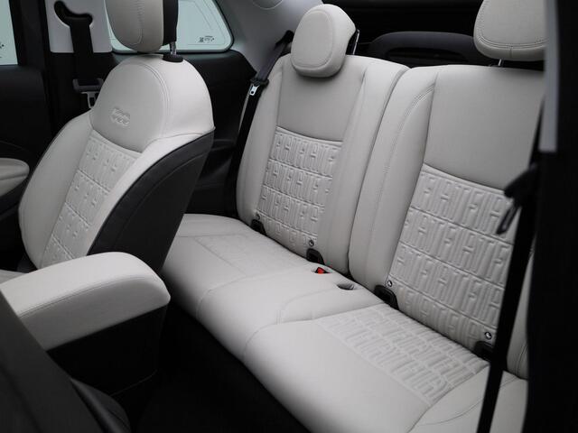 Fiat 500C La Prima by Bocelli 42 kWh | Lederen Bekleding | Stoelverwarming | Camera | PDC Rondom | 17" LMV | LED-Verlichting | Keyless | JBL Audio | Full-Map Navigatie | Draadloze Smartphonelader