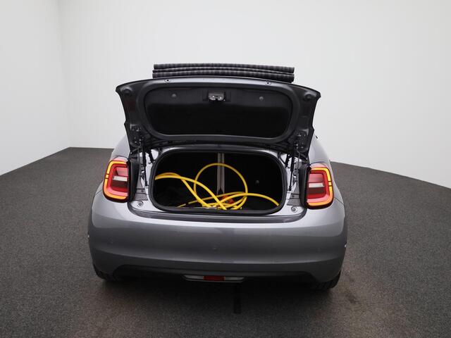 Fiat 500C La Prima by Bocelli 42 kWh | Lederen Bekleding | Stoelverwarming | Camera | PDC Rondom | 17" LMV | LED-Verlichting | Keyless | JBL Audio | Full-Map Navigatie | Draadloze Smartphonelader