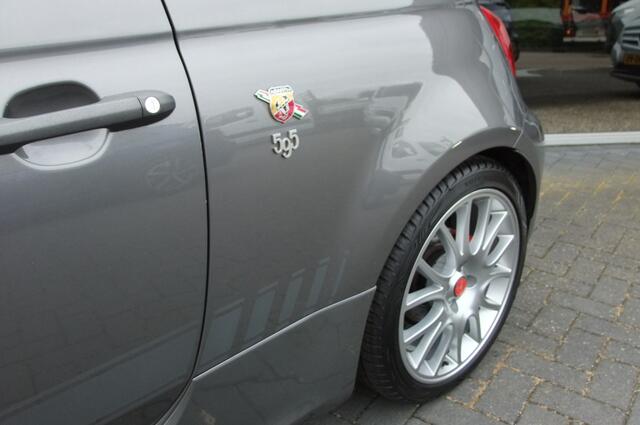 Fiat 500C ABARTH 1.4 T-Jet Competizione/ 180PK/ SABELT stoelen/ Beats audio/ KW schroefset/ Brembo