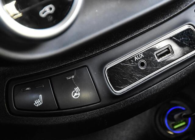 Fiat 500X 1.4 Turbo MultiAir Lounge automaat / zwart leer/stof / stuurverwarming / stoelverwarming / airco / cruise control / navi / USB / privacy glass achter