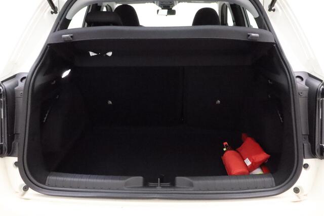 Fiat 600 600e RED 54 kWh | Navigatie via Carplay | 3-fase lader | Parkeersensoren achter | Keyless start | Cruise control