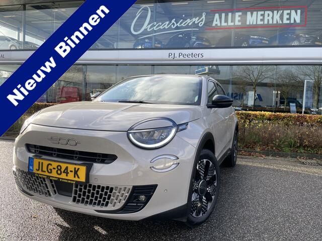 Fiat 600 1.2 Hybrid La Prima 136 pk Achteruitrijcamera - Airco - Apple carplay - Bluetooth - Cruise control - Navigatiesysteem - Parkeersensoren voor en achter - Dodehoek detector - Keyless start and entry - Voorstoelen verwarmd - Mistlampen voor - Stuur multifun