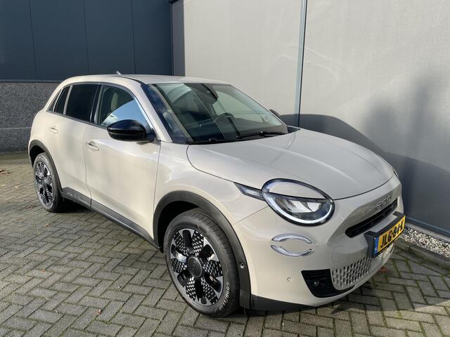 Fiat 600 1.2 Hybrid La Prima 136 pk Achteruitrijcamera - Airco - Apple carplay - Bluetooth - Cruise control - Navigatiesysteem - Parkeersensoren voor en achter - Dodehoek detector - Keyless start and entry - Voorstoelen verwarmd - Mistlampen voor - Stuur multifun