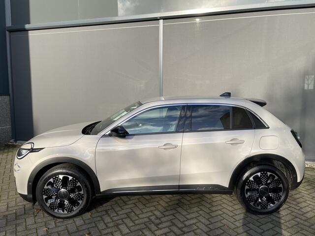 Fiat 600 1.2 Hybrid La Prima 136 pk Achteruitrijcamera - Airco - Apple carplay - Bluetooth - Cruise control - Navigatiesysteem - Parkeersensoren voor en achter - Dodehoek detector - Keyless start and entry - Voorstoelen verwarmd - Mistlampen voor - Stuur multifun