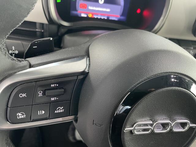 Fiat 600 1.2 Hybrid La Prima 136 pk Achteruitrijcamera - Airco - Apple carplay - Bluetooth - Cruise control - Navigatiesysteem - Parkeersensoren voor en achter - Dodehoek detector - Keyless start and entry - Voorstoelen verwarmd - Mistlampen voor - Stuur multifun